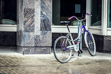 Fototapeta na wymiar modern bicycle parked outside an office building in cloudy weather.