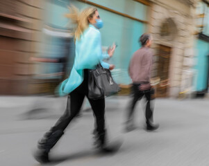 Obraz premium Blurred image of a woman with a bag