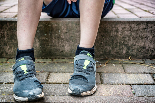 Kaputte Schuhe eines Kindes als Symbolbild zum Thema Kinderarmut