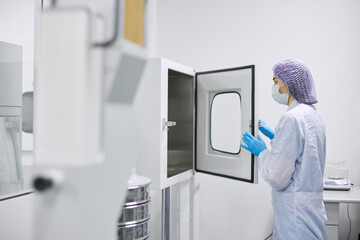 Scientists work in the laboratory. Remove the biomaterial from the freezer