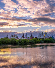 Naklejka premium Beautiful landscape with Izmaylovo Kremlin behind river and lush greenery, Moscow, Russia