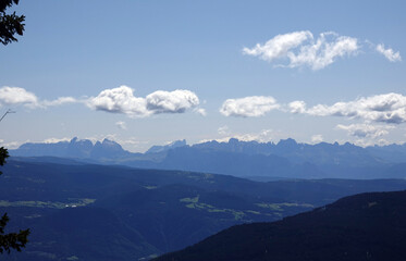 Obraz premium Blick aus dem Vinschgau zu den Dolomiten