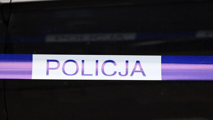 Taśma zabezpieczająca niebieska z napisem policja.  - obrazy, fototapety, plakaty