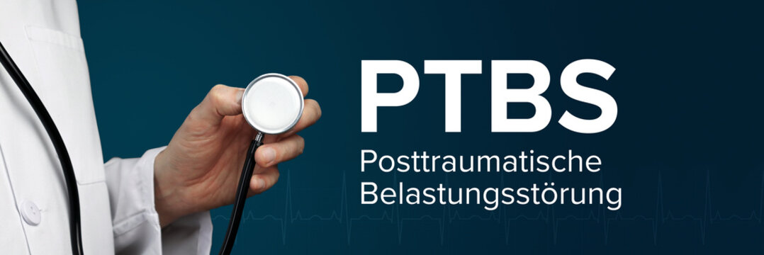 PTBS (Posttraumatische Belastungsst&ouml;rung). Arzt h&auml;lt Stethoskop in Hand. Begriff steht daneben. Blauer Hintergrund mit EKG. Medizin