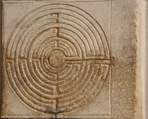 Misterioso labirinto nel portico della cattedrale di San Martino a Lucca, Italia