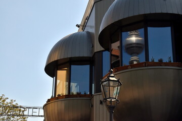 Fototapeta na wymiar Kugel des Fernsehturms spiegelt sich in einer Retrofassade in Berlin
