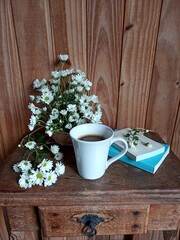 Café, livros e flores