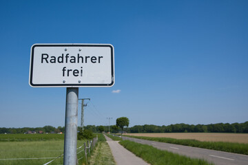 Schild Radfahrer frei an einer Landstrasse