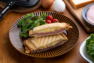 ホットサンドメーカーで玉子とハムとチーズを食パンで挟んだホットサンドを作る