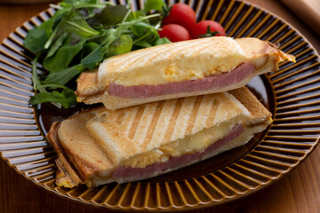 ハムとチーズと卵のホットサンド