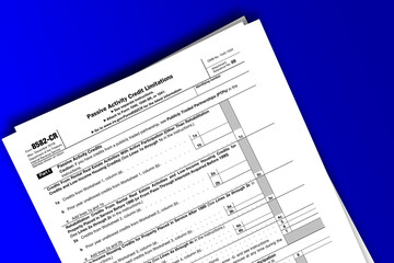 Obraz premium Form 8582-CR documentation published IRS USA 44105. American tax document on colored