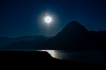 atardecer, cielo, silueta, montaña, agua, paisaje, acuático, amanecer, mar, lago, sol, noche, anochecer, naturaleza, océano, nube, azul, nube, alumbrado, moreno, luna, calma, playa, anochecer, hermoso