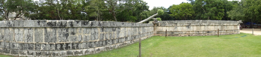 Fototapeta na wymiar mayan relief (chichenitza)