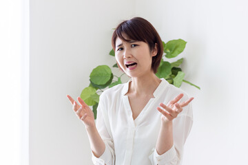怒る女性