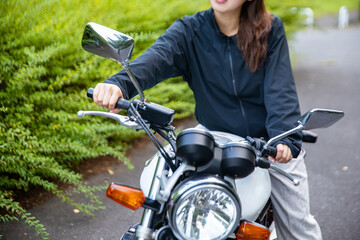 バイクにまたがる女性　Woman straddling a motorcycle
