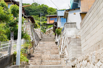 階段とレトロな家々
