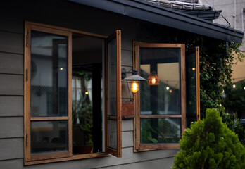 예쁜등이 달려있는 길거리 카페의 창문
A window in a street cafe with pretty lanterns


