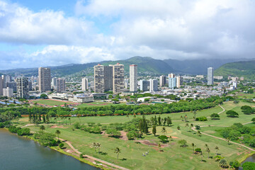 Obraz premium Views of Honolulu with public golf course