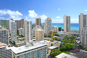 Fototapeta premium Overlooking Waikiki with surrounding high rises and ocean views