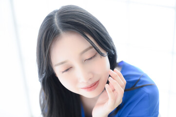 女性のポートレート　目を閉じる