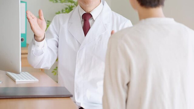 診察をする日本人男性と女性