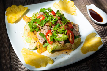 The dish of fried pork intestines with pineapple is very delicious prepared in the style of the Vietnamese people. Ingredients include pork intestines, liver, heart... pineapple, vegetables and tradit