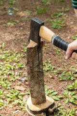 キャンプ場で薪の準備　campgrounds. Preparing firewood 