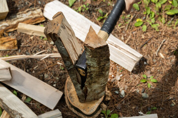 キャンプ場で薪の準備　campgrounds. Preparing firewood 