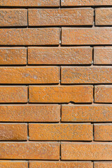 オレンジ色のタイル壁