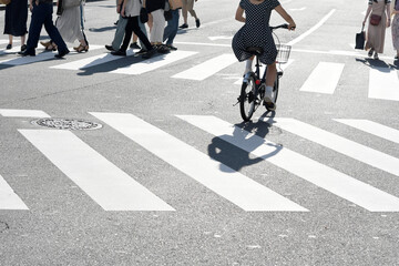 スクランブル交差点の歩行者と自転車