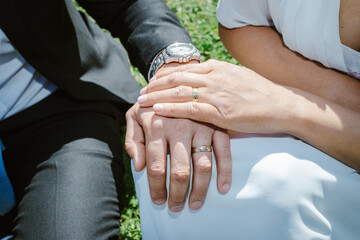Manos de recién casados posando con sus anillos