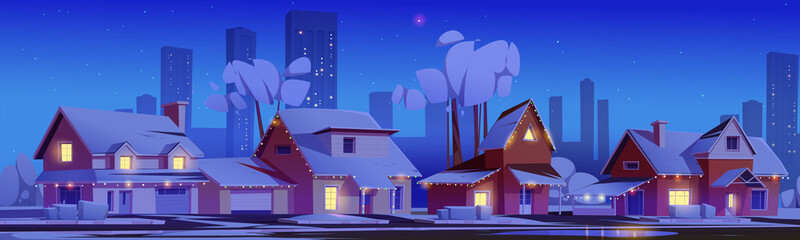Vorstadthäuser mit Schnee- und Weihnachtsdekoration nachts. Vektorkarikaturillustration der Winterlandschaft abseits der Straße im Vorortbezirk, Cottages mit Feiertagsgirlanden und Wolkenkratzern auf der Skyline
