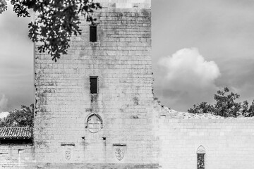Vue rapprochée sur les hauteurs de la tour principale du château de Gombervaux
