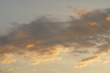 Friedliche Stimmung, Wolken Himmel heiter und schön bei Untergang der Sonne - obrazy, fototapety, plakaty