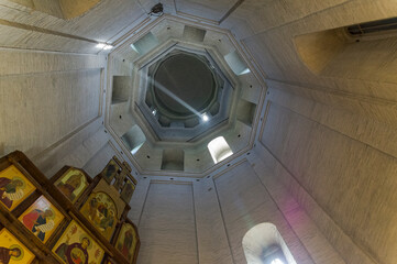 Fototapeta premium Ray of sunlight under the dome of the temple.