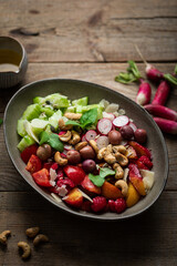 bowl salade fraîche composée crudités méditerranéenne avec fruits et crudités