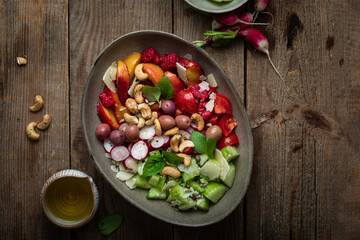 bowl salade fraîche composée crudités méditerranéenne avec fruits et crudités