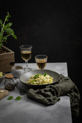 Assiette de pâtes spaghetti sauce au pesto basilic courgette fait maison