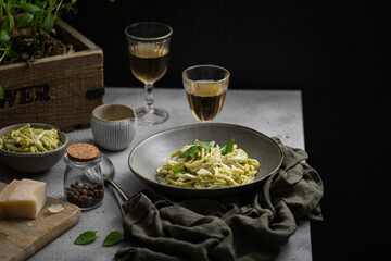 Assiette de pâtes spaghetti sauce au pesto basilic courgette fait maison
