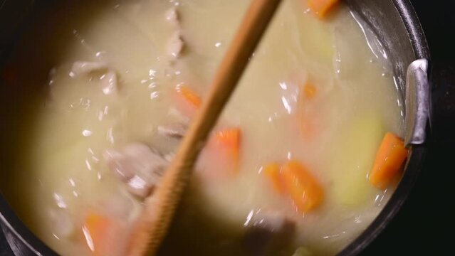 シチューが煮立っているところを木べらで混ぜる