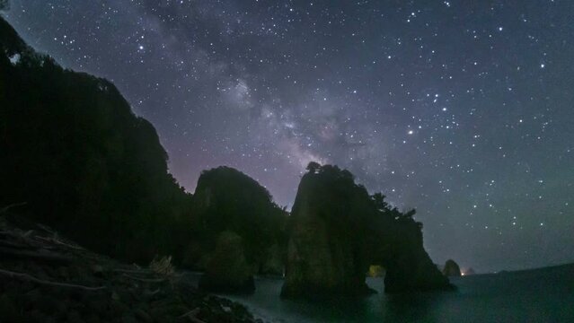 ジオパーク西伊豆浮島海岸から岩礁に昇る天の川魚眼レンズ版Timelapse