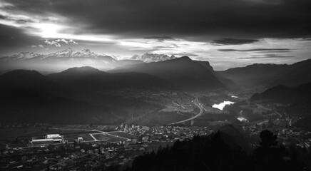 Obraz premium Vivid sunset in the mountains