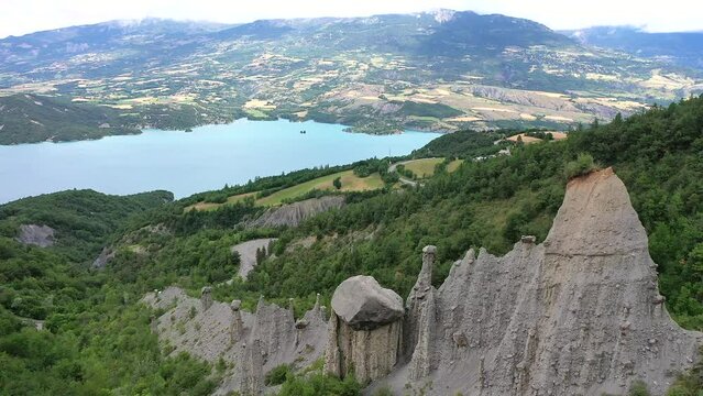 Flug &uuml;ber die Demoiselles Coiff&eacute;es, Feenkamine, S&auml;ulen. geologisches Ph&auml;nomen, Weiter Blick, See, Wald, Provence Alpen C&ocirc;te d&rsquo;Azur, Frankreich