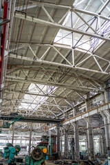 Obraz premium An abandoned steel frame structure automobile production workshop