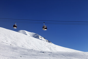 Fototapeta na wymiar Gondola lift and ski slope