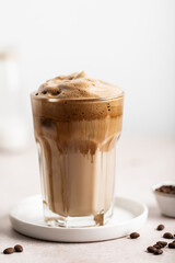 dalgona coffee café frappé glace et mousse de lait