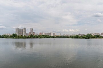 Naklejka premium View of the pond of the city park