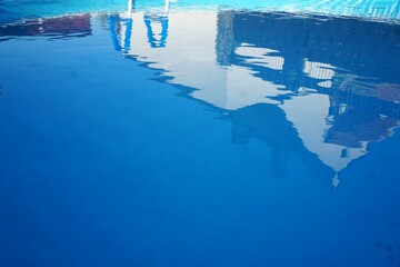 Weiße Hausspiegelung auf blauem Wasser im Pool 