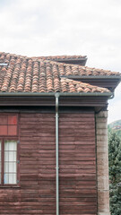 Fototapeta na wymiar Techo de tejas y pared de madera en edificio rústico