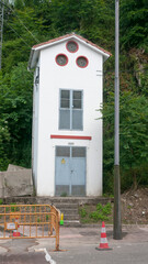 Torre de transformador eléctrico en zona rural